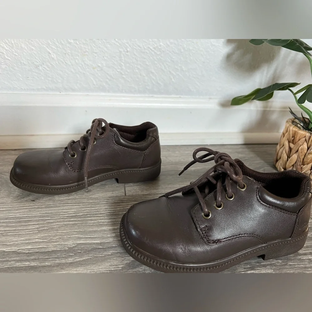 Clarks boys’ square toe lace up brown leather school shoes. Size 10.5 toddler